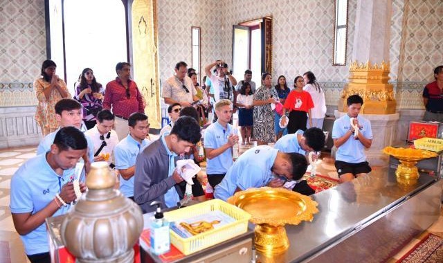 泰国队集体拜佛祈求好运 希望世预赛首战取胜中国